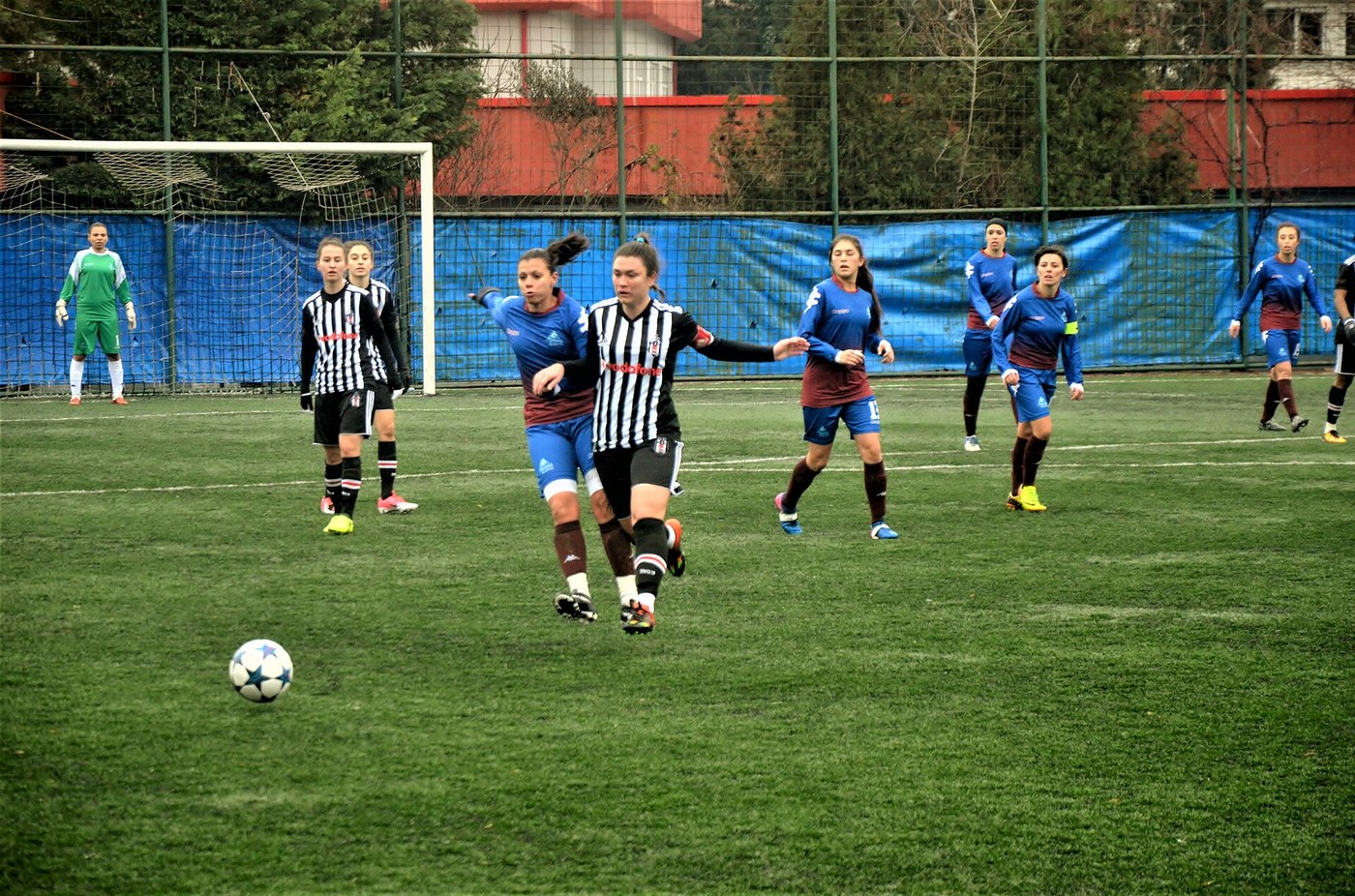 Fußballspiel mit schwarz-weißen Trikots